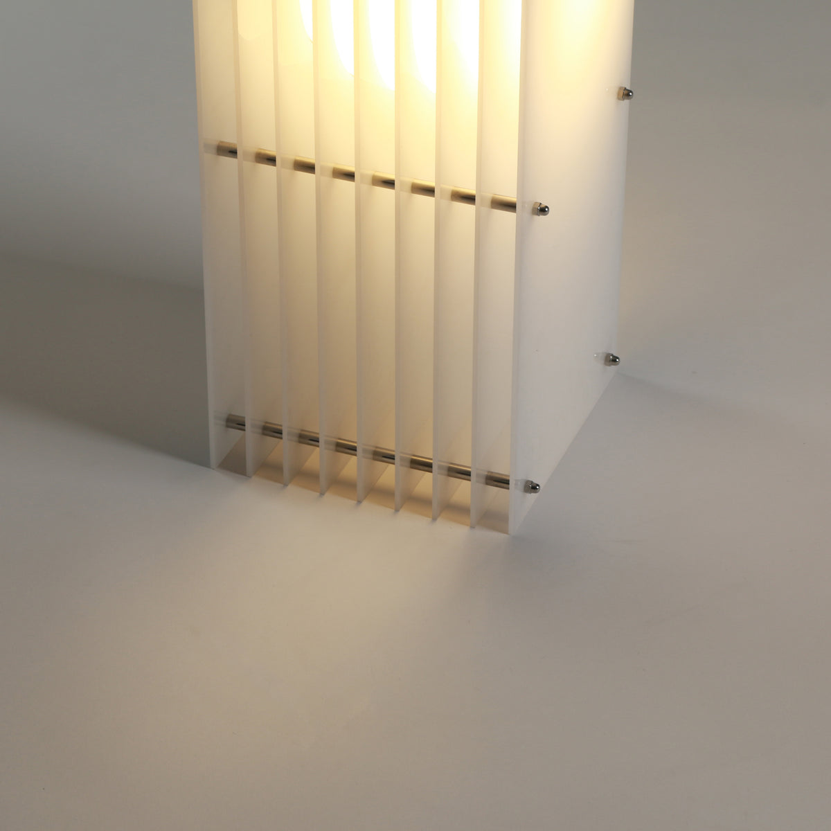 Lớp small rectangle in milky acrylic